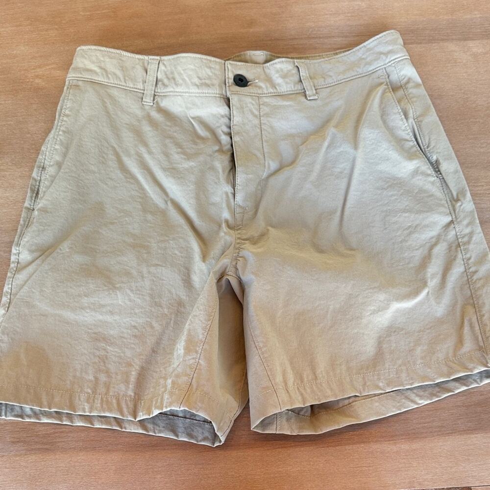 The North Face Men's Khaki Flat Front Shorts 7 inch